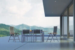 VILLANA Esstischgarnitur, Silber/schwarz, Alu / FSC-Akazienholz, Ausziehtisch 150/200 Cm, 4 Stapelsessel, 2 Hochlehner 20 VILLANA Esstischgarnitur, Silber/schwarz, Alu / FSC-Akazienholz, Ausziehtisch 150/200 Cm, 4 Stapelsessel, 2 Hochlehner -Gartenmoebel Verkaufs-Shop 16465 2 CGI.jpg