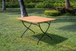 OUTFLEXX Sitzgruppe, Natur/schwarz, Stahl/FSC-Akazienholz, 120x80 Cm, 4 Klappstühle, Pulverbeschichtet, Verzinkt, Mit Armlehnen -Gartenmoebel Verkaufs-Shop 23883 04.jpg