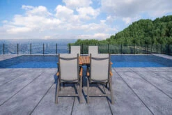 VILLANA Esstischgarnitur, Anthrazit/grau, Alu/ FSC-Akazienholz, Ausziehtisch 150/200 Cm, 4 Multipositionssessel 29 VILLANA Esstischgarnitur, Anthrazit/grau, Alu/ FSC-Akazienholz, Ausziehtisch 150/200 Cm, 4 Multipositionssessel -Gartenmoebel Verkaufs-Shop 23912 CGI 04.jpg