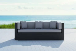 OUTFLEXX Dreisitzer-Sofa, Schwarz, Polyrattan, 210x85x70cm, Inkl. Polster + Wasserfeste Kissenbox -Gartenmoebel Verkaufs-Shop 2392 1 BOX 2 CGI.jpg