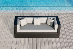 OUTFLEXX Dreisitzer-Sofa, Schwarz, Polyrattan, 210x85x70cm, Inkl. Polster + Wasserfeste Kissenbox -Gartenmoebel Verkaufs-Shop 2392 1 BOX 3 CGI.jpg